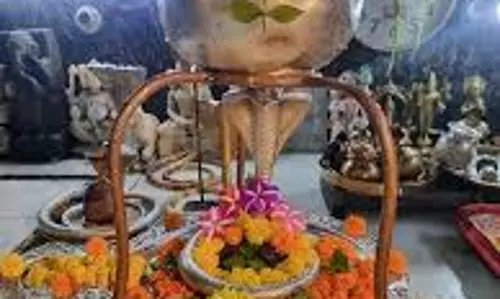 गर्मी में शिवलिंग पर गलंती लगाने की परंपरा, नियमों के पालन से जुड़ा बताया गया धार्मिक महत्व गर्मी में शिवलिंग पर गलंती लगाने की परंपरा, नियमों के पालन से जुड़ा बताया गया धार्मिक महत्व