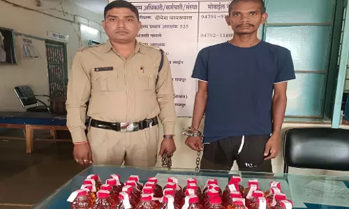 अवैध शराब पर बड़ी कार्रवाई, 42 पौवा देशी मदिरा के साथ युवक गिरफ्तार अवैध शराब पर बड़ी कार्रवाई, 42 पौवा देशी मदिरा के साथ युवक गिरफ्तार