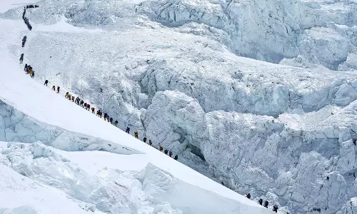 एवरेस्ट पर भीड़ बढ़ने से चिंता, Nepal के ‘एवरेस्ट मैन’ ने परमिट सीमित करने की मांग की एवरेस्ट पर भीड़ बढ़ने से चिंता, Nepal के ‘एवरेस्ट मैन’ ने परमिट सीमित करने की मांग की