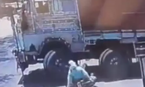 ट्रक की चपेट में आया बाइक सवार, बाल-बाल बची जान, CCTV में कैद हादसा ट्रक की चपेट में आया बाइक सवार, बाल-बाल बची जान, CCTV में कैद हादसा