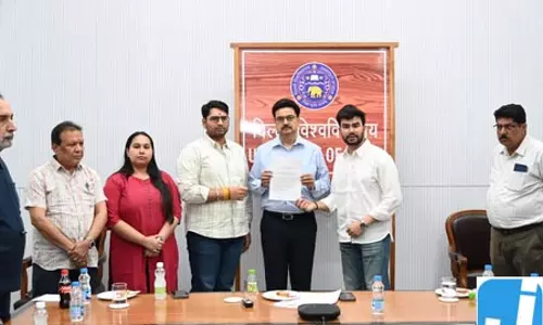 छात्रहितों से संबंधित विभिन्न मांगों को लेकर अभाविप ने डीयू कुलपति को सौंपा ज्ञापन छात्रहितों से संबंधित विभिन्न मांगों को लेकर अभाविप ने डीयू कुलपति को सौंपा ज्ञापन