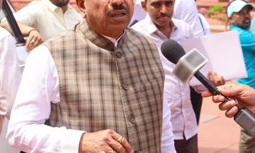 केंद्रीय मंत्री जोशी ने दंगा मामलों को वापस लेने पर कर्नाटक सरकार की आलोचना की केंद्रीय मंत्री जोशी ने दंगा मामलों को वापस लेने पर कर्नाटक सरकार की आलोचना की