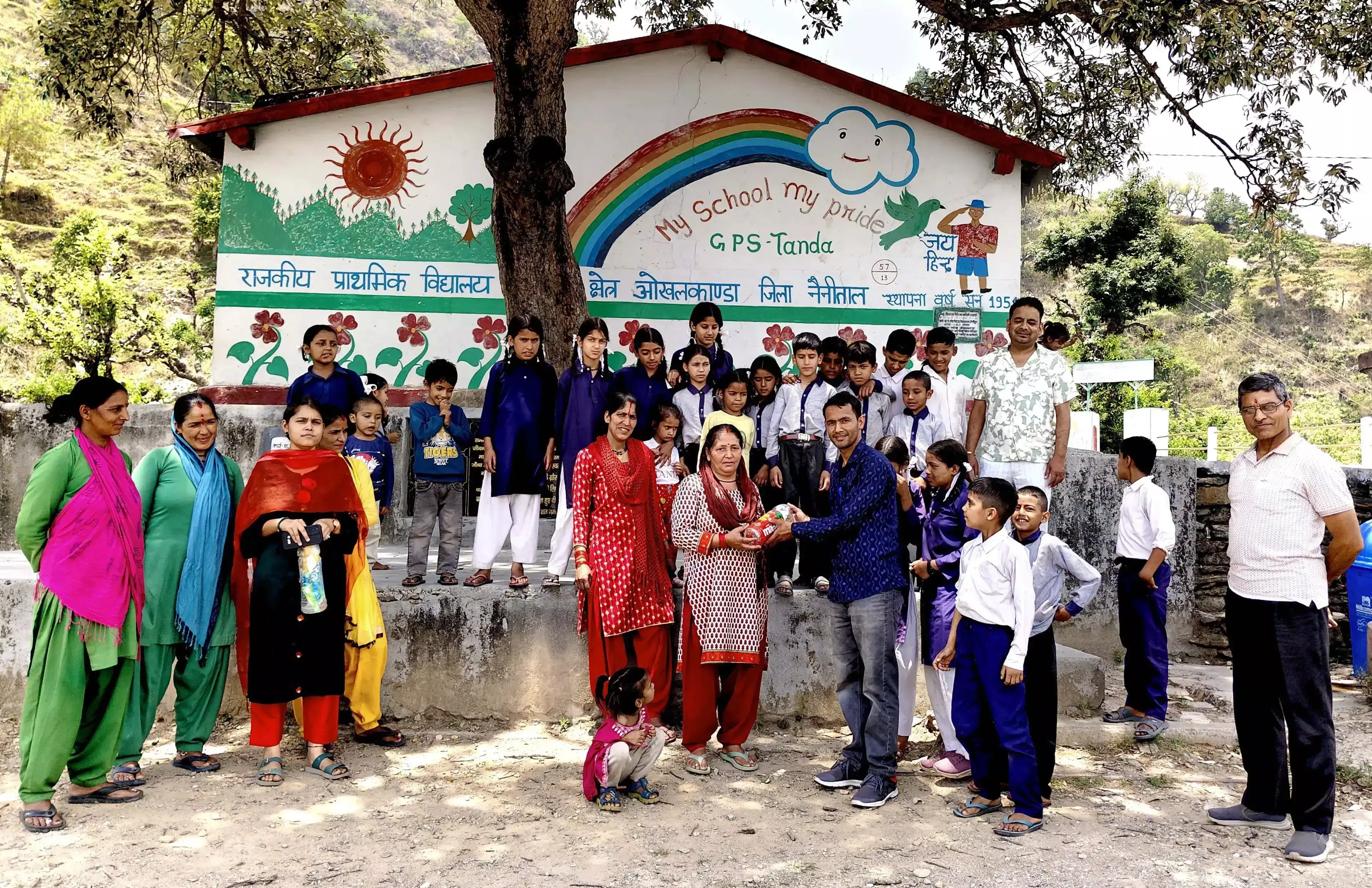Nainital: कचरा प्रबंधन अभियान के तहत विद्यार्थियों को बोतलें बांटी गईं Nainital: कचरा प्रबंधन अभियान के तहत विद्यार्थियों को बोतलें बांटी गईं