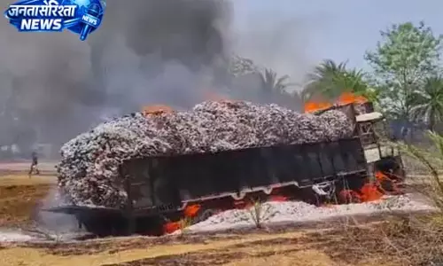 कोयलीबेड़ा में तेंदूपत्ता से भरे ट्रक में भीषण आग, लाखों का नुकसान कोयलीबेड़ा में तेंदूपत्ता से भरे ट्रक में भीषण आग, लाखों का नुकसान