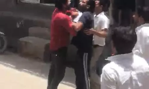 ग्रेटर नोएडा में एनपीसीएल कर्मचारियों से मारपीट, बिजली जांच के दौरान हुआ हंगामा ग्रेटर नोएडा में एनपीसीएल कर्मचारियों से मारपीट, बिजली जांच के दौरान हुआ हंगामा