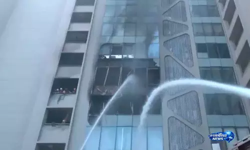Ahmedabad के सॉलिटेयर टॉवर में भीषण आग, 50 लोगों को बचाया गया Ahmedabad के सॉलिटेयर टॉवर में भीषण आग, 50 लोगों को बचाया गया