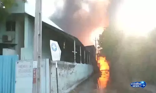 Gujarat: भाडज-संतेज रोड पर औद्योगिक क्षेत्र में लगी आग Gujarat: भाडज-संतेज रोड पर औद्योगिक क्षेत्र में लगी आग