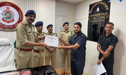 रायपुर में चैन स्नैचिंग आरोपी को पकड़ने वाले नागरिक सम्मानित रायपुर में चैन स्नैचिंग आरोपी को पकड़ने वाले नागरिक सम्मानित
