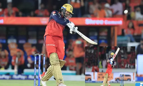 SRH के 255 रन के जवाब में RCB को लगा पहला झटका, विराट कोहली क्रीज पर SRH के 255 रन के जवाब में RCB को लगा पहला झटका, विराट कोहली क्रीज पर