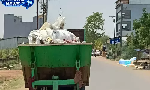 कचरा परिवहन व्यवस्था पर सवाल, खुले वाहनों से फैल रही गंदगी कचरा परिवहन व्यवस्था पर सवाल, खुले वाहनों से फैल रही गंदगी