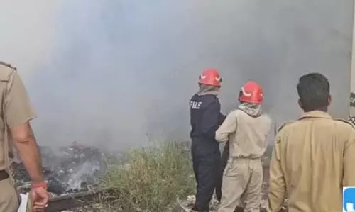 भीषण गर्मी के बीच कूड़े के ढेर में लगी भयानक आग भीषण गर्मी के बीच कूड़े के ढेर में लगी भयानक आग