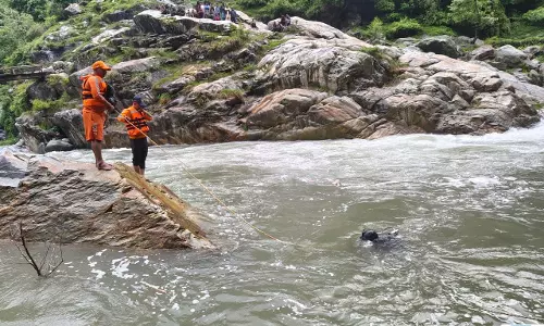 नदी में डूबे किशोर की तलाश जारी, NDRF का सर्च ऑपरेशन तेज नदी में डूबे किशोर की तलाश जारी, NDRF का सर्च ऑपरेशन तेज