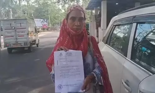 ई-रिक्शा चालक महिला के नाम पर 15 करोड़ का लेनदेन, आयकर नोटिस से मचा हड़कंप ई-रिक्शा चालक महिला के नाम पर 15 करोड़ का लेनदेन, आयकर नोटिस से मचा हड़कंप