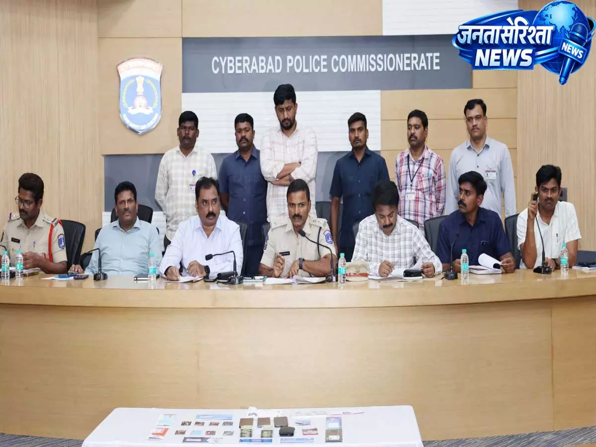Hyderabad: खच्चरों के अकाउंट बेचने वाले डिलीवरी बॉय को पुलिस ने किया गिरफ्तार Hyderabad: खच्चरों के अकाउंट बेचने वाले डिलीवरी बॉय को पुलिस ने किया गिरफ्तार
