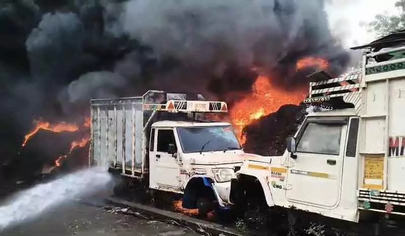 हरियाणा के Bahadurgarh में फैक्ट्री और स्क्रैप यार्ड में आग लग गई हरियाणा के Bahadurgarh में फैक्ट्री और स्क्रैप यार्ड में आग लग गई