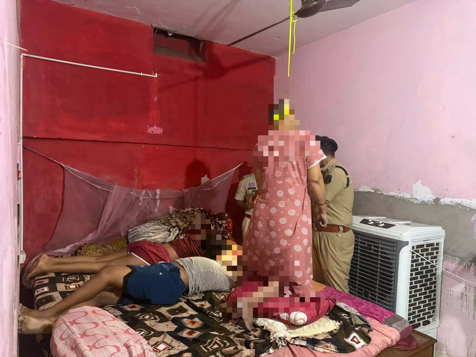 बिस्तर में बेटी-बेटे और फंदे में पति-पत्नी की लाश मिली बिस्तर में बेटी-बेटे और फंदे में पति-पत्नी की लाश मिली