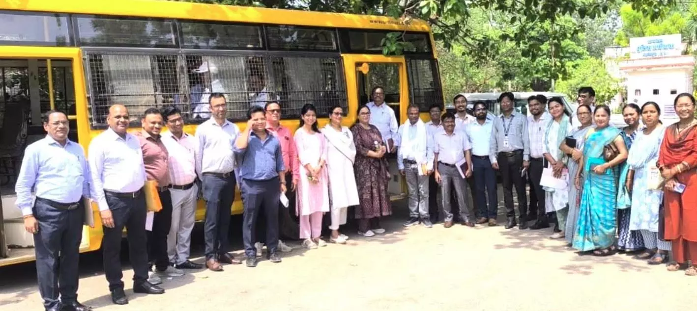 सुशासन तिहार में शामिल होने बस से रवाना हुए अधिकारी सुशासन तिहार में शामिल होने बस से रवाना हुए अधिकारी