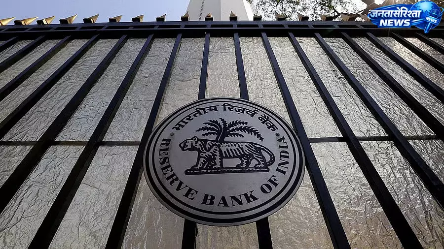 रुपये में गिरावट के बीच RBI के संभावित कदमों पर मंथन रुपये में गिरावट के बीच RBI के संभावित कदमों पर मंथन