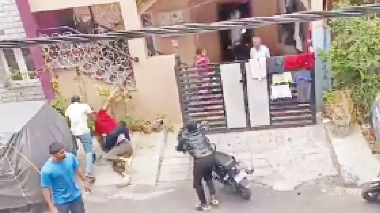 Karnataka: जिम ग्रुप में हुई बहस के बाद हिंसा में छह लोग गिरफ्तार Karnataka: जिम ग्रुप में हुई बहस के बाद हिंसा में छह लोग गिरफ्तार