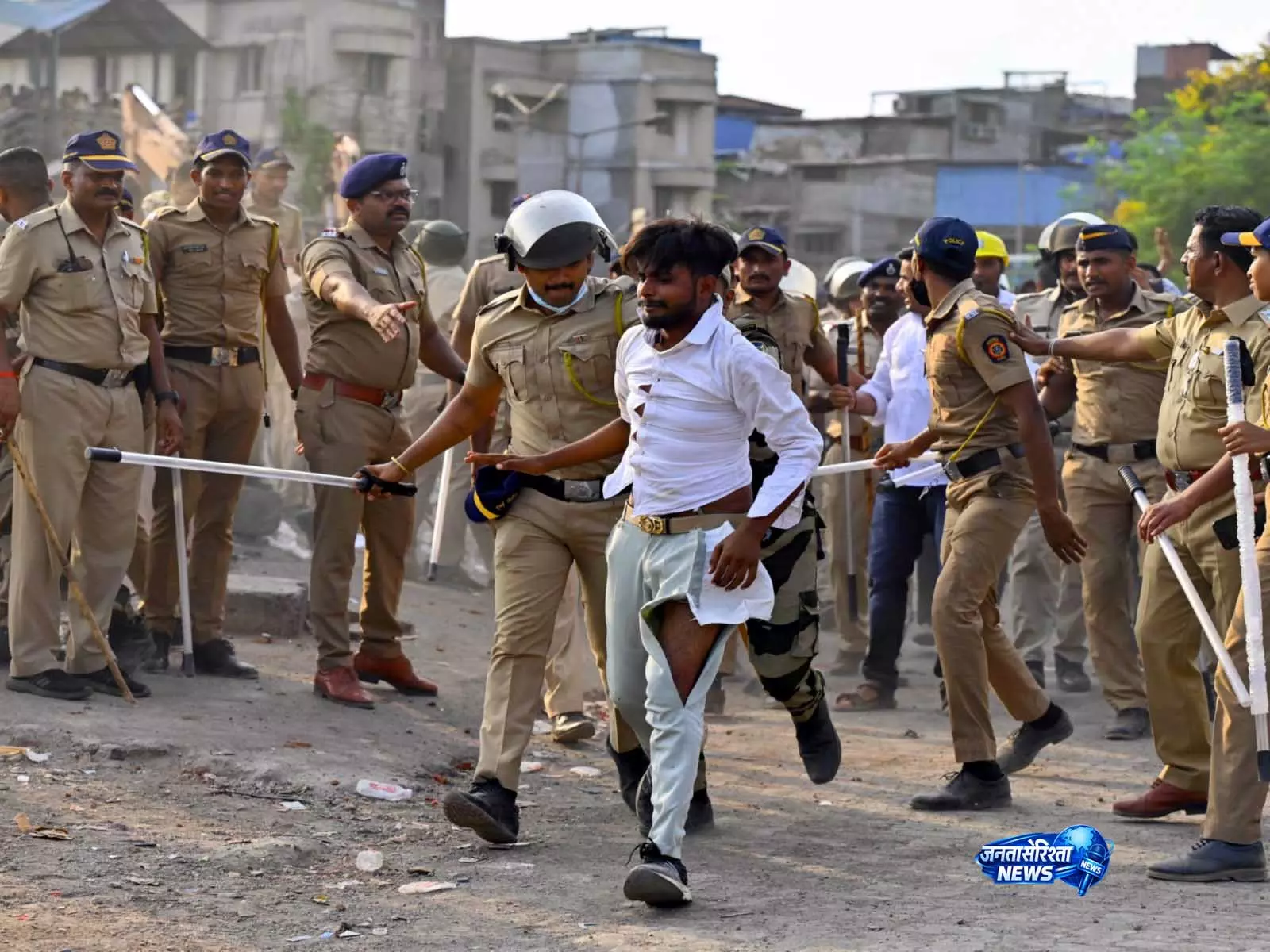 बांद्रा पत्थरबाजी मामले में Mumbai पुलिस ने एक और आरोपी को गिरफ्तार किया; गिरफ्तारियों की संख्या 19 हुई बांद्रा पत्थरबाजी मामले में Mumbai पुलिस ने एक और आरोपी को गिरफ्तार किया; गिरफ्तारियों की संख्या 19 हुई