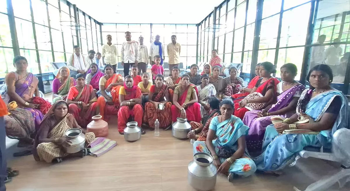 Nandura देवी गांव में पानी संकट पर महिलाओं का विरोध Nandura देवी गांव में पानी संकट पर महिलाओं का विरोध