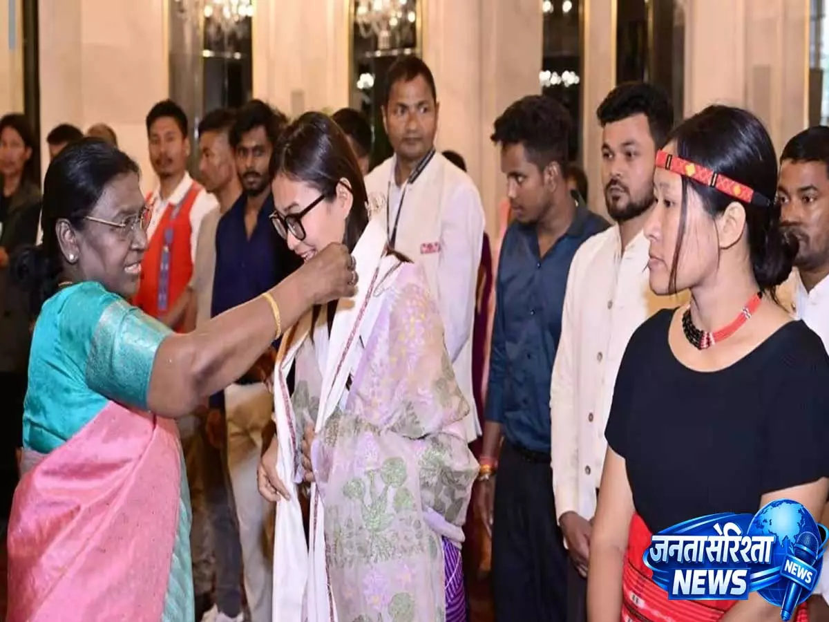 Manipur University के स्कॉलर ने राष्ट्रपति से मुलाकात, 3,000 रुपये के कौना क्राफ्ट बिजनेस को 3 करोड़ में बदला Manipur University के स्कॉलर ने राष्ट्रपति से मुलाकात, 3,000 रुपये के कौना क्राफ्ट बिजनेस को 3 करोड़ में बदला