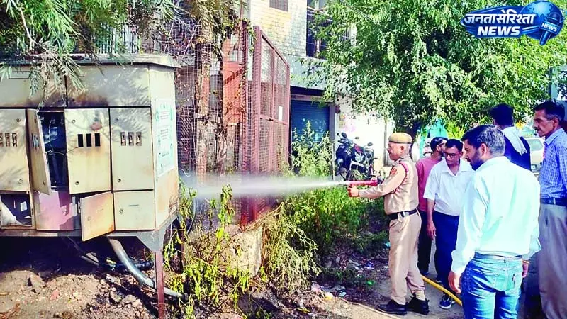 संयुक्त कार्यालय के पास ट्रांसफार्मर में भडक़ी आग संयुक्त कार्यालय के पास ट्रांसफार्मर में भडक़ी आग