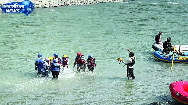 चिलचिलाती गर्मी से बचने के लिए कुल्लू-मनाली पहुंचे सैलानी चिलचिलाती गर्मी से बचने के लिए कुल्लू-मनाली पहुंचे सैलानी