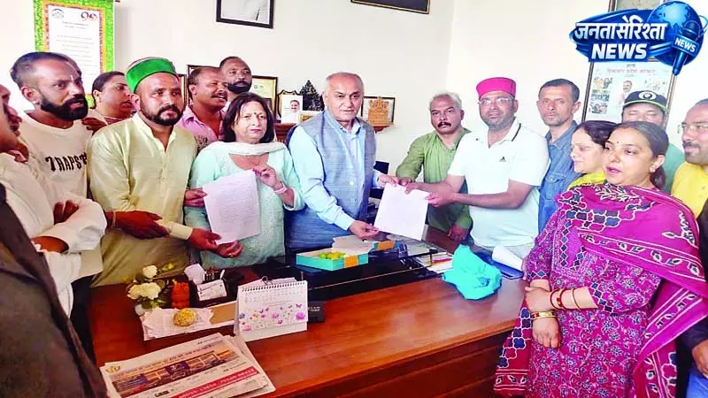 बर्खास्त 41 कर्मियों की सेवाएं बहाल करने का आश्वासन बर्खास्त 41 कर्मियों की सेवाएं बहाल करने का आश्वासन