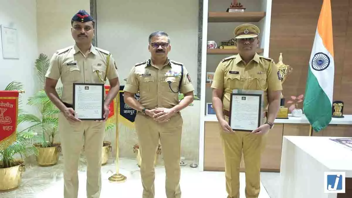 मर्डर से पहले पुलिस की एंट्री, दरवाजा तोड़कर बचाई महिला की जान, फ्लैट में खौफनाक वारदात नहीं हो पाई मर्डर से पहले पुलिस की एंट्री, दरवाजा तोड़कर बचाई महिला की जान, फ्लैट में खौफनाक वारदात नहीं हो पाई