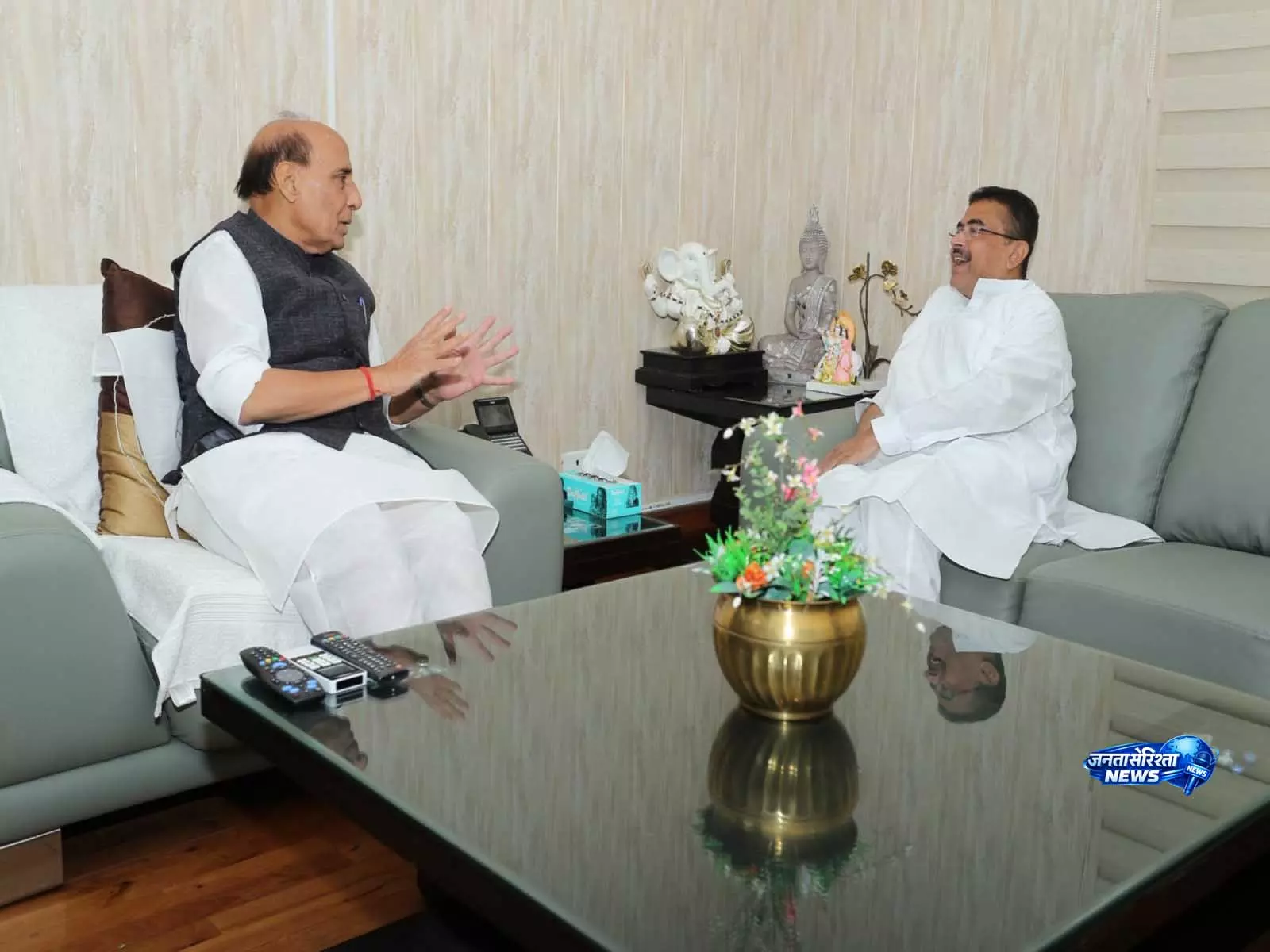 पश्चिम बंगाल के CM सुवेंदु अधिकारी ने दिल्ली में राजनाथ सिंह से की मुलाकात पश्चिम बंगाल के CM सुवेंदु अधिकारी ने दिल्ली में राजनाथ सिंह से की मुलाकात