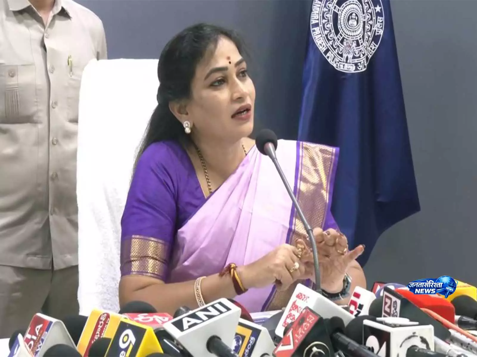 Visakhapatnam में 975 होम गार्ड्स को स्वास्थ्य बीमा, आंध्र गृह मंत्री ने किया वितरण Visakhapatnam में 975 होम गार्ड्स को स्वास्थ्य बीमा, आंध्र गृह मंत्री ने किया वितरण
