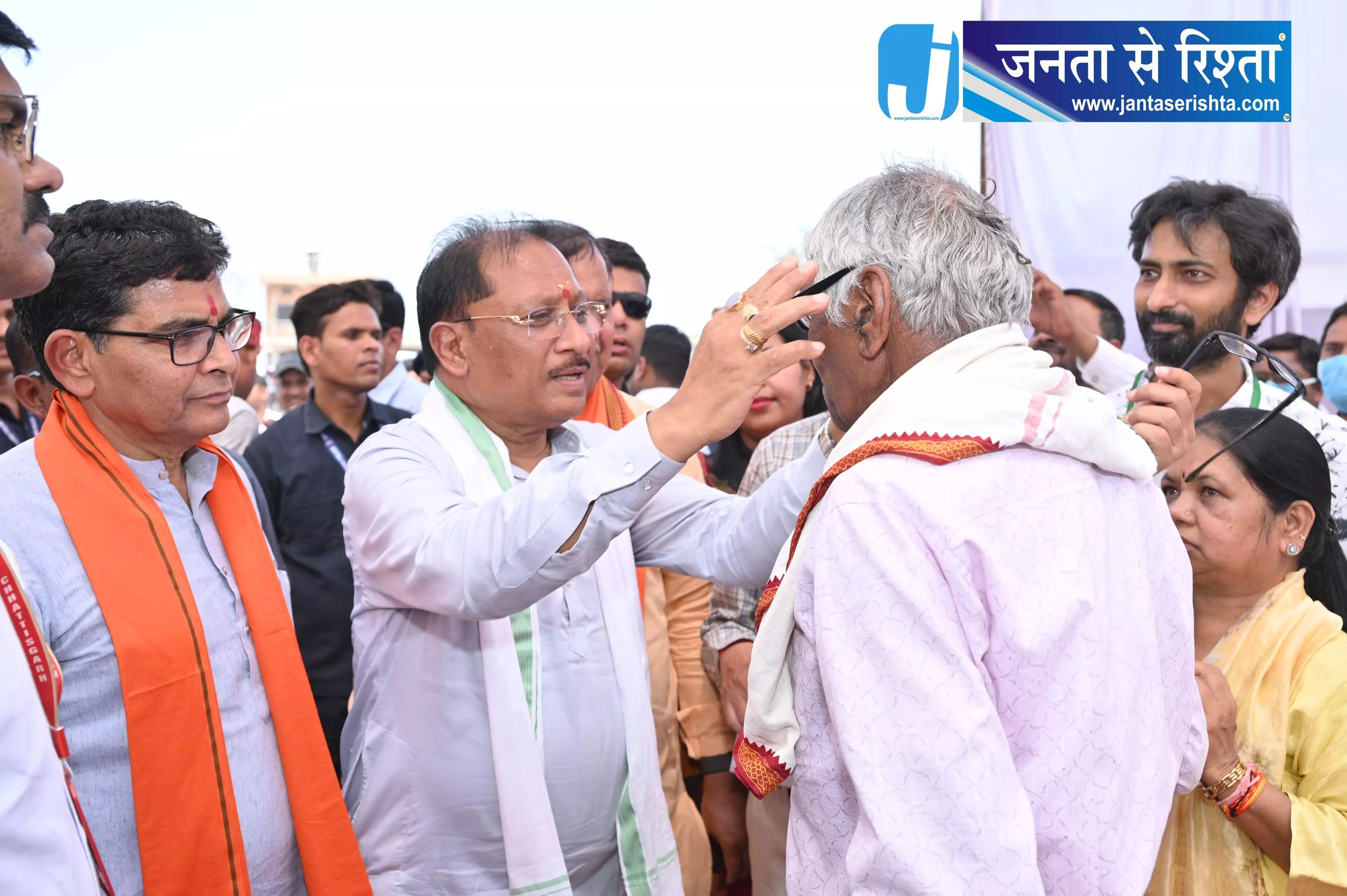 CM विष्णुदेव साय ने हितग्राहियों को अपने हाथों से पहनाया नजर का चश्मा CM विष्णुदेव साय ने हितग्राहियों को अपने हाथों से पहनाया नजर का चश्मा