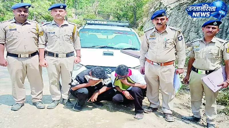 चरस की खेप लेकर घूम रहे बाप-बेटा को करवाई हवालात की सैर चरस की खेप लेकर घूम रहे बाप-बेटा को करवाई हवालात की सैर