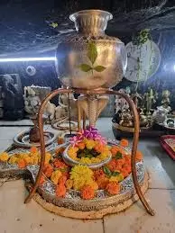 गर्मी में शिवलिंग पर गलंती लगाने की परंपरा, नियमों के पालन से जुड़ा बताया गया धार्मिक महत्व गर्मी में शिवलिंग पर गलंती लगाने की परंपरा, नियमों के पालन से जुड़ा बताया गया धार्मिक महत्व