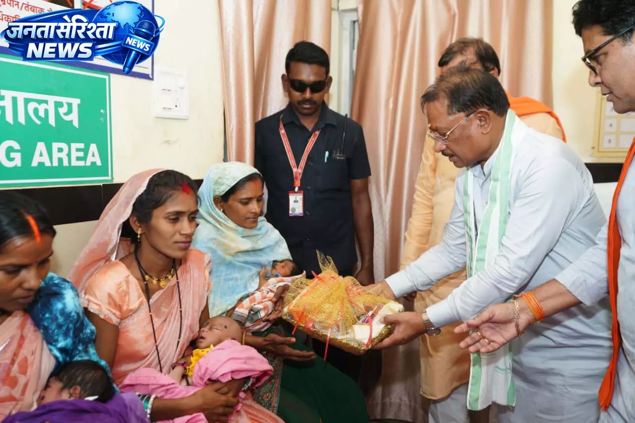 मुख्यमंत्री विष्णुदेव साय ने बरगद के पेड़ के नीचे लगाई चौपाल मुख्यमंत्री विष्णुदेव साय ने बरगद के पेड़ के नीचे लगाई चौपाल