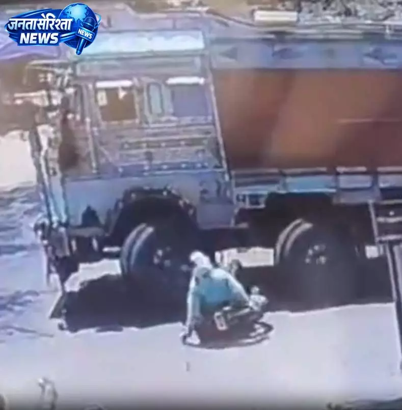 ट्रक की चपेट में आया बाइक सवार, बाल-बाल बची जान, CCTV में कैद हादसा ट्रक की चपेट में आया बाइक सवार, बाल-बाल बची जान, CCTV में कैद हादसा