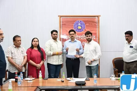 छात्रहितों से संबंधित विभिन्न मांगों को लेकर अभाविप ने डीयू कुलपति को सौंपा ज्ञापन छात्रहितों से संबंधित विभिन्न मांगों को लेकर अभाविप ने डीयू कुलपति को सौंपा ज्ञापन