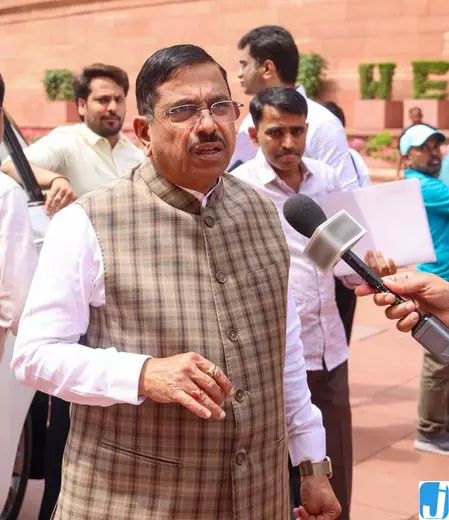 केंद्रीय मंत्री जोशी ने दंगा मामलों को वापस लेने पर कर्नाटक सरकार की आलोचना की केंद्रीय मंत्री जोशी ने दंगा मामलों को वापस लेने पर कर्नाटक सरकार की आलोचना की
