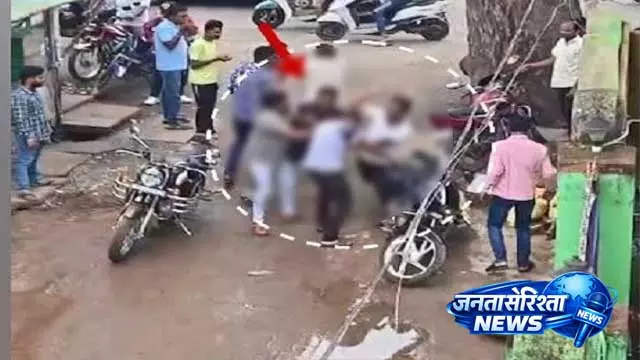 Mayurbhanj में बीच सड़क दो युवकों की पिटाई, बदमाशों का बढ़ा आतंक Mayurbhanj में बीच सड़क दो युवकों की पिटाई, बदमाशों का बढ़ा आतंक
