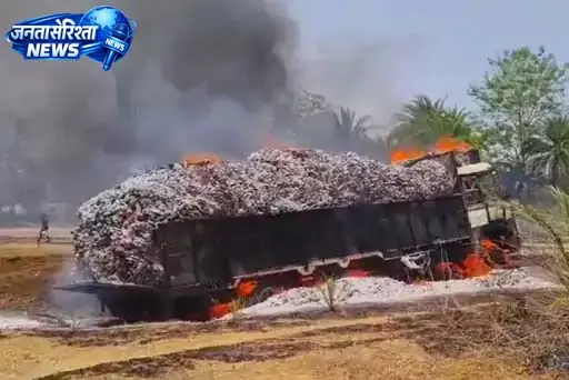 कोयलीबेड़ा में तेंदूपत्ता से भरे ट्रक में भीषण आग, लाखों का नुकसान कोयलीबेड़ा में तेंदूपत्ता से भरे ट्रक में भीषण आग, लाखों का नुकसान