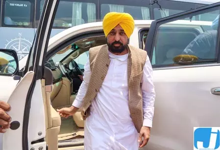 ‘यह सामान्य मुलाकात नहीं, रेकी है’, संजीव अरोड़ा से मुलाकात पर सीएम भगवंत मान पर बिट्टू का हमला ‘यह सामान्य मुलाकात नहीं, रेकी है’, संजीव अरोड़ा से मुलाकात पर सीएम भगवंत मान पर बिट्टू का हमला