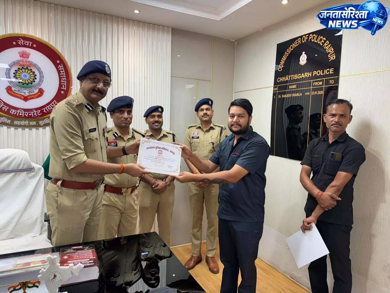 रायपुर में चैन स्नैचिंग आरोपी को पकड़ने वाले नागरिक सम्मानित रायपुर में चैन स्नैचिंग आरोपी को पकड़ने वाले नागरिक सम्मानित