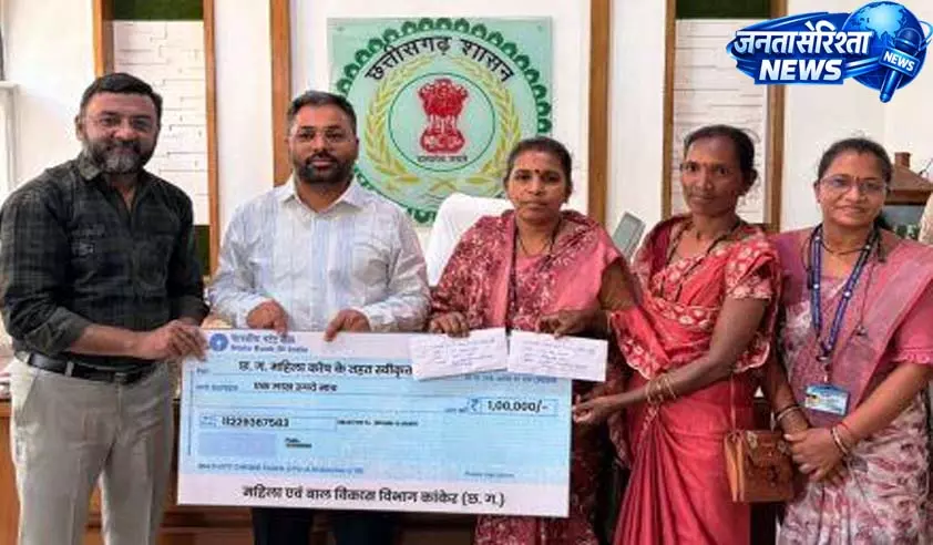 कलेक्टर ने आत्मसमर्पित महिला को सौंपा ऋण का चेक कलेक्टर ने आत्मसमर्पित महिला को सौंपा ऋण का चेक