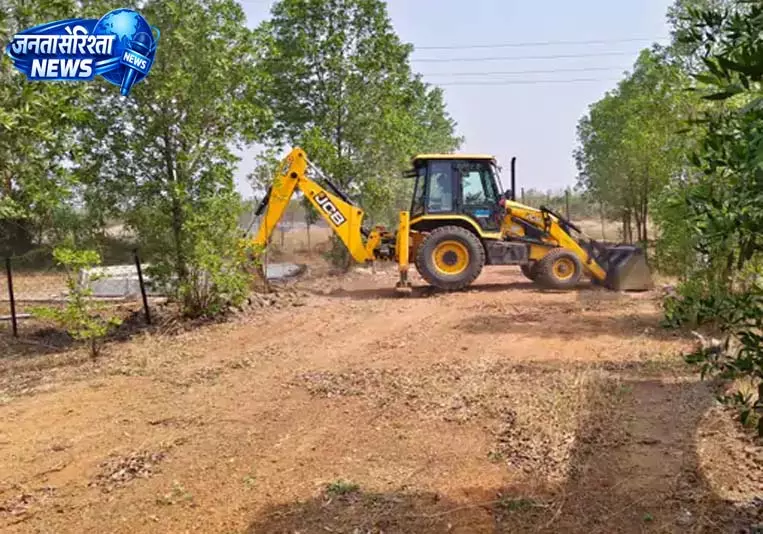 150 एकड़ अवैध प्लाटिंग पर बड़ी कार्रवाई, बुलडोजर से ढहाए गए निर्माण 150 एकड़ अवैध प्लाटिंग पर बड़ी कार्रवाई, बुलडोजर से ढहाए गए निर्माण
