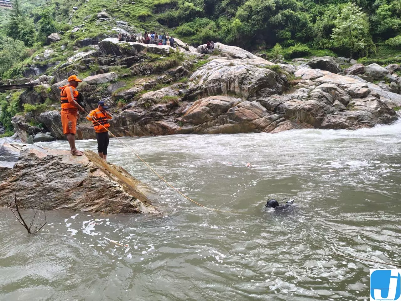 नदी में डूबे किशोर की तलाश जारी, NDRF का सर्च ऑपरेशन तेज नदी में डूबे किशोर की तलाश जारी, NDRF का सर्च ऑपरेशन तेज