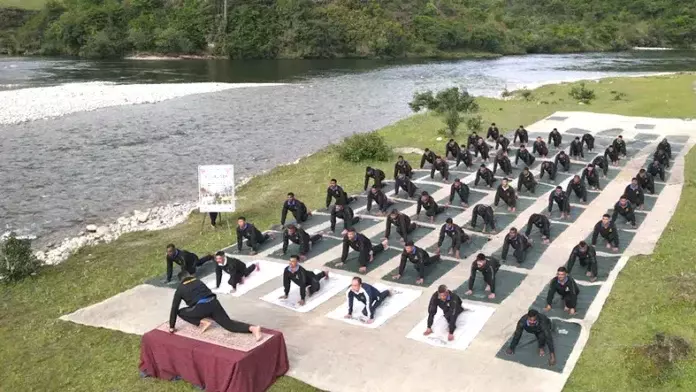 Arunachal: सेना ने योग सत्र आयोजित किए Arunachal: सेना ने योग सत्र आयोजित किए