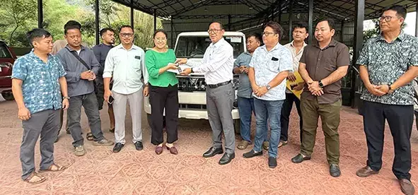 Arunachal: विधायक ने गुमटो सीओ को वाहन दान किया Arunachal: विधायक ने गुमटो सीओ को वाहन दान किया