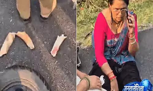 Uttarakhand: खटीमा रोड पर महिला का स्कूटर टकराया हाथी से, दांत टूटने वाली वायरल घटना – VIDEO Uttarakhand: खटीमा रोड पर महिला का स्कूटर टकराया हाथी से, दांत टूटने वाली वायरल घटना – VIDEO