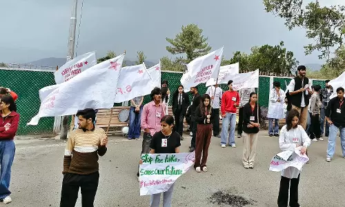 Shimla: फीस बढ़ोतरी के विरोध में हिमाचल विवि में एसएफआई का प्रदर्शन Shimla: फीस बढ़ोतरी के विरोध में हिमाचल विवि में एसएफआई का प्रदर्शन